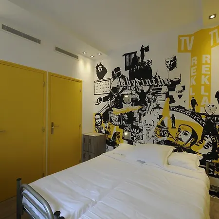 The 3 Ducks Eiffel Tower By Hiphophostels Auberge de jeunesse *