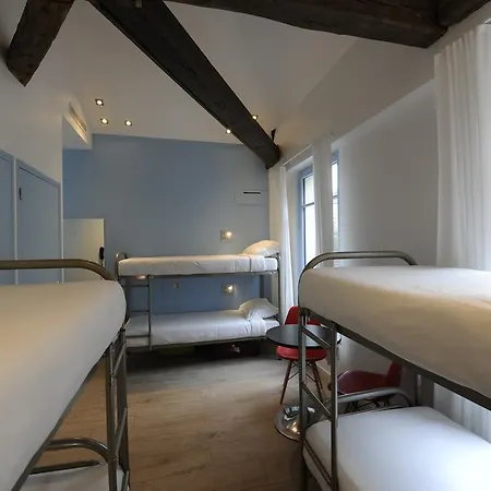 Albergue The 3 Ducks Eiffel Tower By Hiphophostels Paris