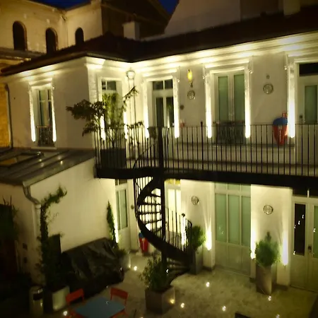 The 3 Ducks Eiffel Tower By Hiphophostels Albergue