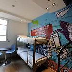 旅馆 三只鸭子艾菲尔铁塔嘻哈旅舍