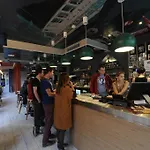 三只鸭子艾菲尔铁塔嘻哈旅舍