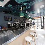三只鸭子艾菲尔铁塔嘻哈旅舍 旅馆