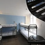 三只鸭子艾菲尔铁塔嘻哈旅舍 旅馆 *