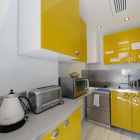 The 3 Ducks Eiffel Tower By Hiphophostels Hostal