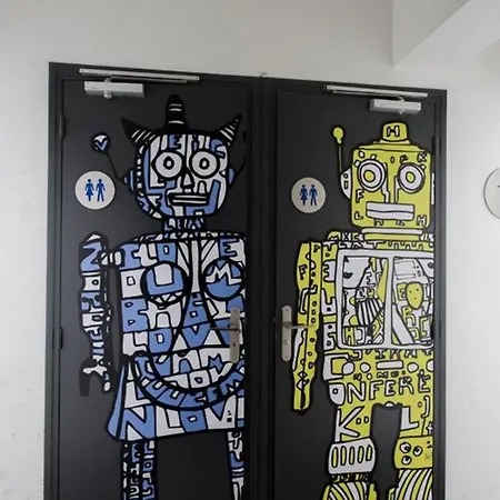 The 3 Ducks Eiffel Tower By Hiphophostels Hostel *