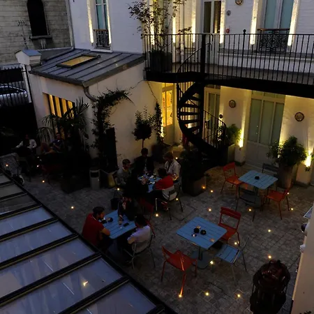 The 3 Ducks Eiffel Tower By Hiphophostels Paris