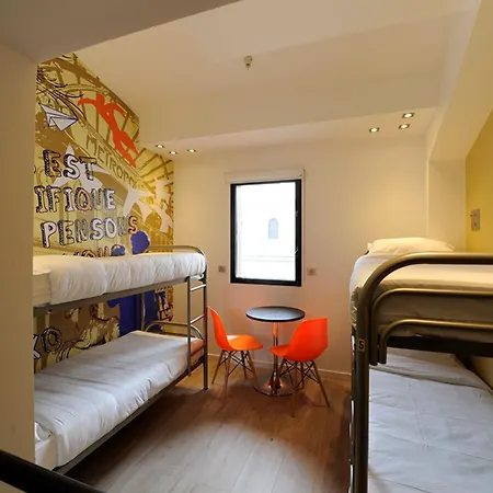 The 3 Ducks Eiffel Tower By Hiphophostels Hostal