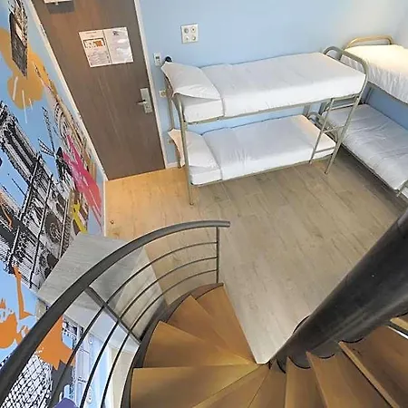 The 3 Ducks Eiffel Tower By Hiphophostels Hostel *