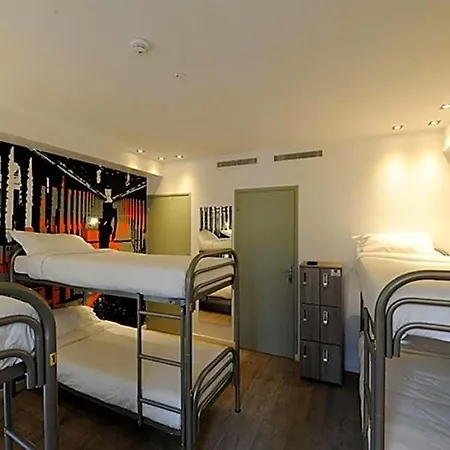The 3 Ducks Eiffel Tower By Hiphophostels Hostel *