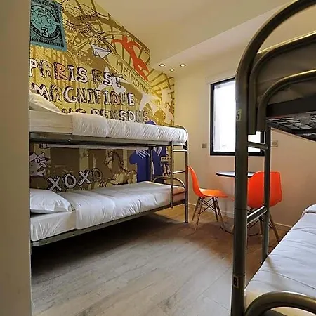 The 3 Ducks Eiffel Tower By Hiphophostels Hostel Paris