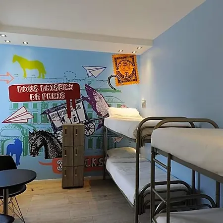 The 3 Ducks Eiffel Tower By Hiphophostels Hostel Paris