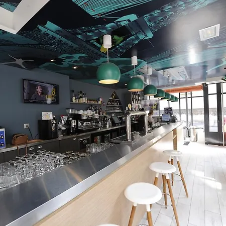 The 3 Ducks Eiffel Tower By Hiphophostels Hostal