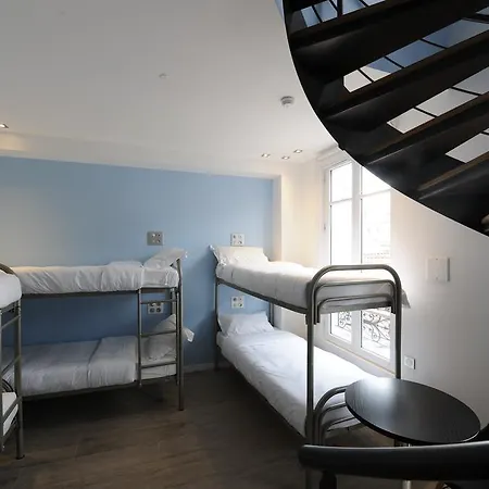 The 3 Ducks Eiffel Tower By Hiphophostels Hostal *