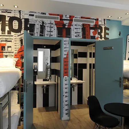 The 3 Ducks Eiffel Tower By Hiphophostels Hostal *