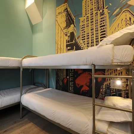 The 3 Ducks Eiffel Tower By Hiphophostels Hostel *