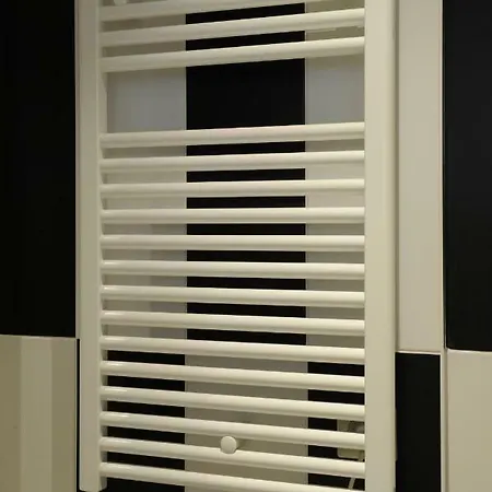 The 3 Ducks Eiffel Tower By Hiphophostels Hostal *