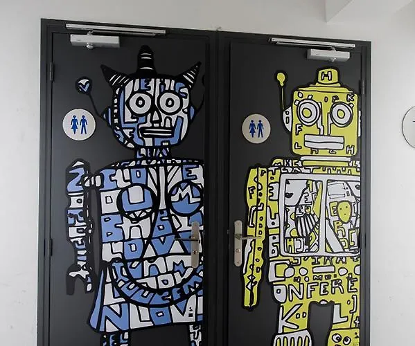 The 3 Ducks Eiffel Tower By Hiphophostels Parigi