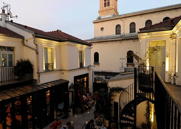 The 3 Ducks Eiffel Tower By Hiphophostels * Parigi