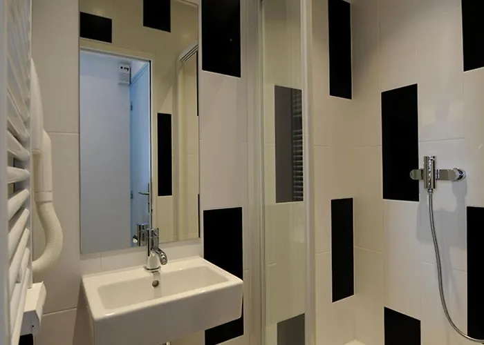 The 3 Ducks Eiffel Tower By Hiphophostels