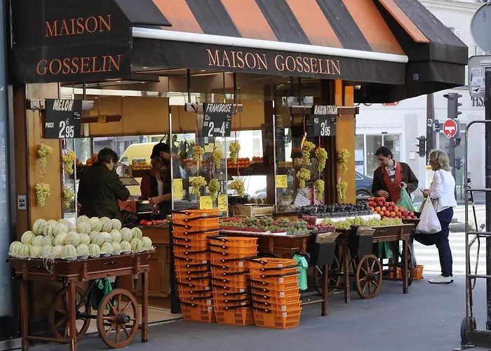 The 3 Ducks Eiffel Tower By Hiphophostels Parigi