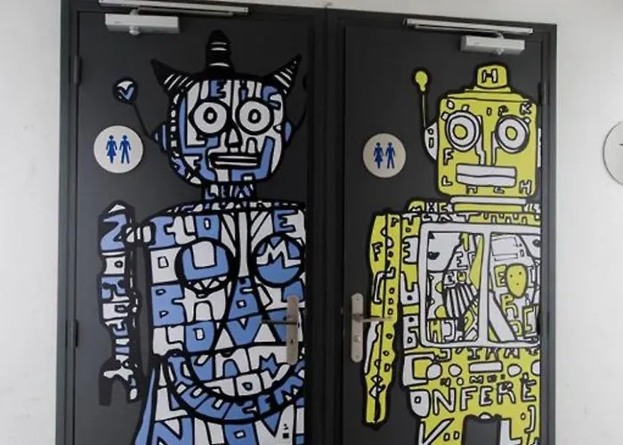 The 3 Ducks Eiffel Tower By Hiphophostels Ostello *