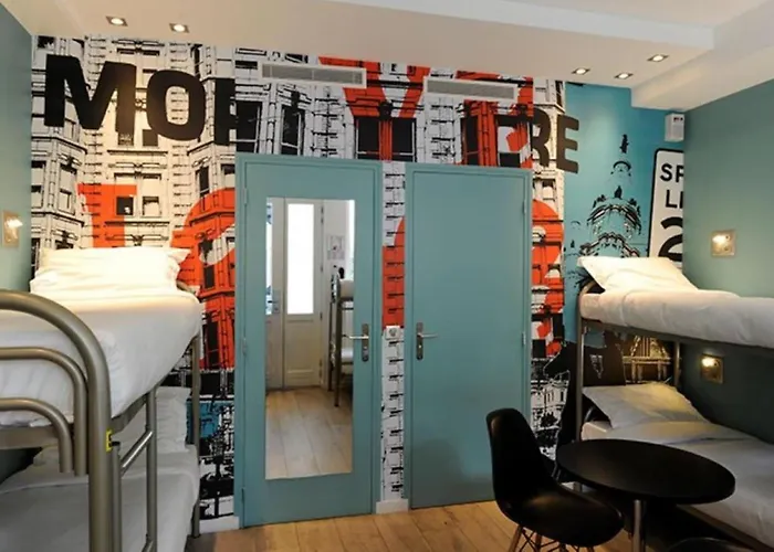 The 3 Ducks Eiffel Tower By Hiphophostels Ostello Parigi