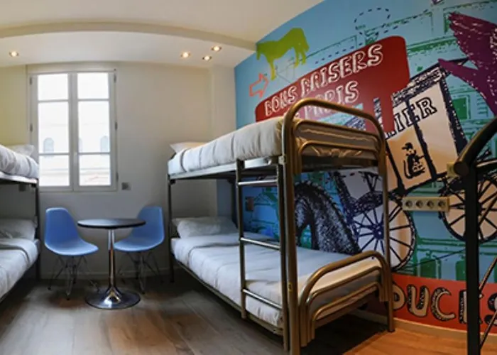 The 3 Ducks Eiffel Tower By Hiphophostels Parigi