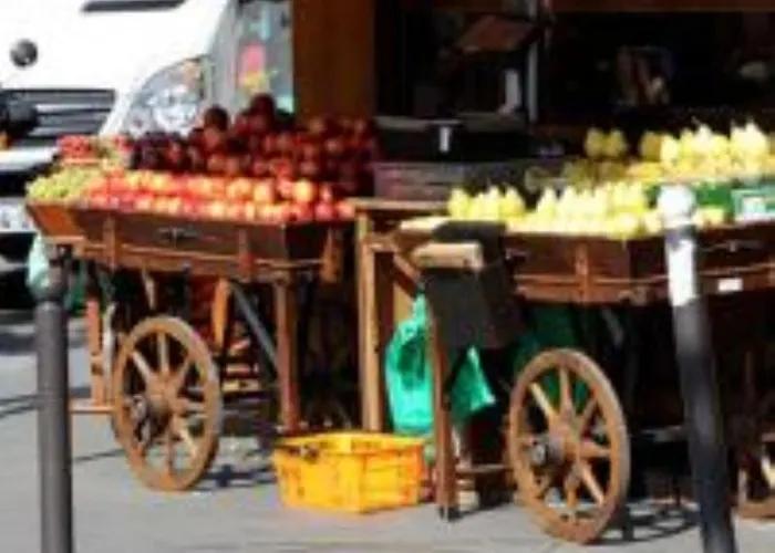 The 3 Ducks Eiffel Tower By Hiphophostels * Parigi