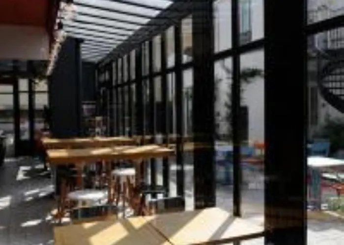 The 3 Ducks Eiffel Tower By Hiphophostels Ostello