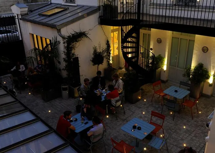 The 3 Ducks Eiffel Tower By Hiphophostels Parigi