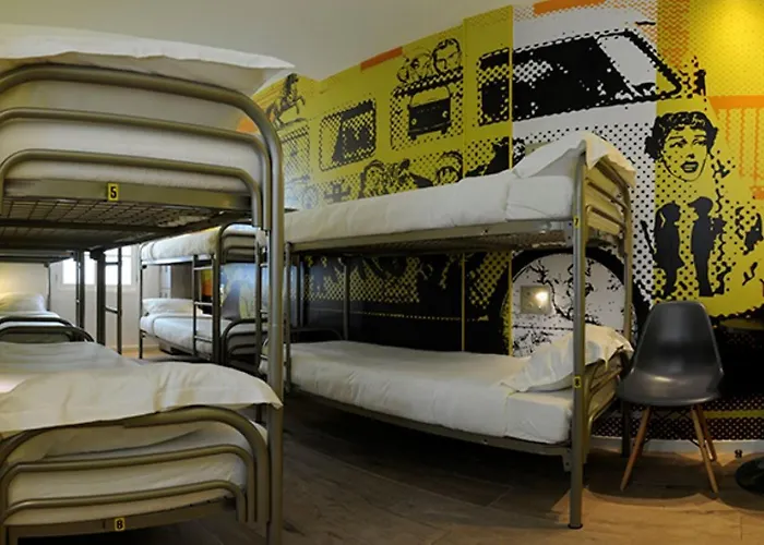 The 3 Ducks Eiffel Tower By Hiphophostels * Parigi