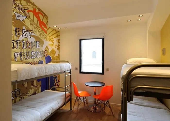 The 3 Ducks Eiffel Tower By Hiphophostels Ostello