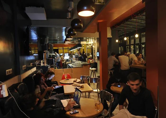 The 3 Ducks Eiffel Tower By Hiphophostels * Parigi