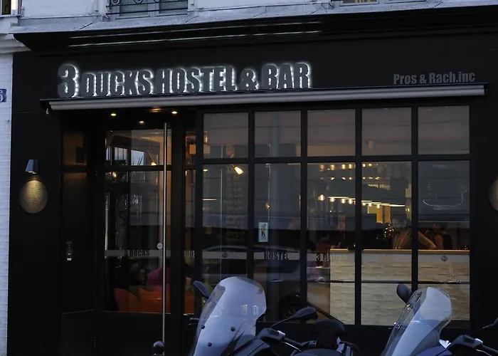 The 3 Ducks Eiffel Tower By Hiphophostels Ostello Parigi