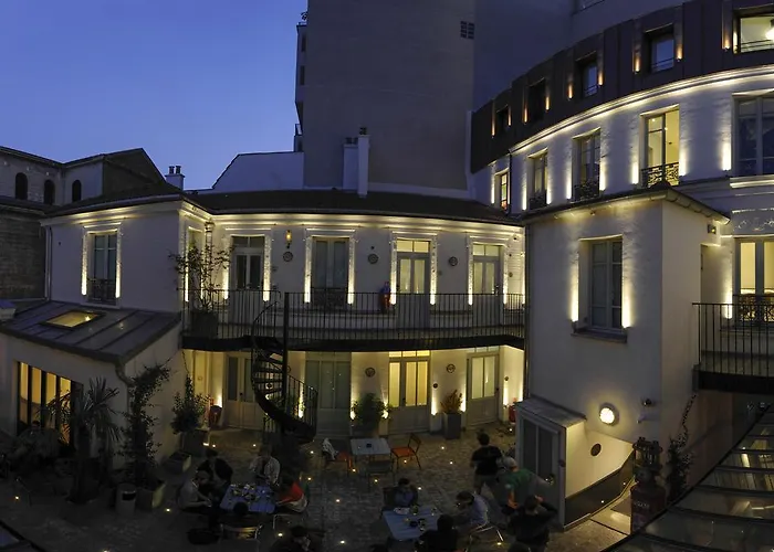 The 3 Ducks Eiffel Tower By Hiphophostels