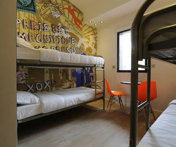 The 3 Ducks Eiffel Tower By Hiphophostels Ostello Parigi