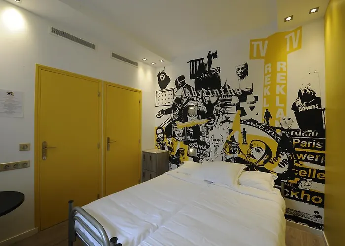 The 3 Ducks Eiffel Tower By Hiphophostels Hostel *