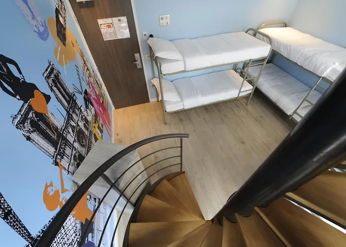 The 3 Ducks Eiffel Tower By Hiphophostels Hostel *
