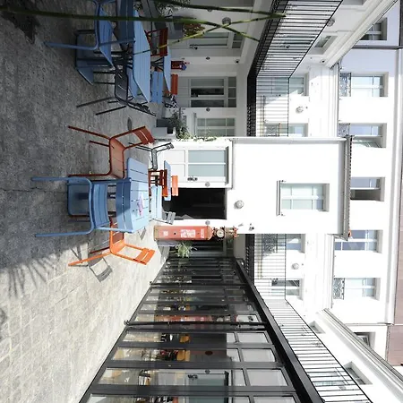 三只鸭子艾菲尔铁塔嘻哈旅舍 *